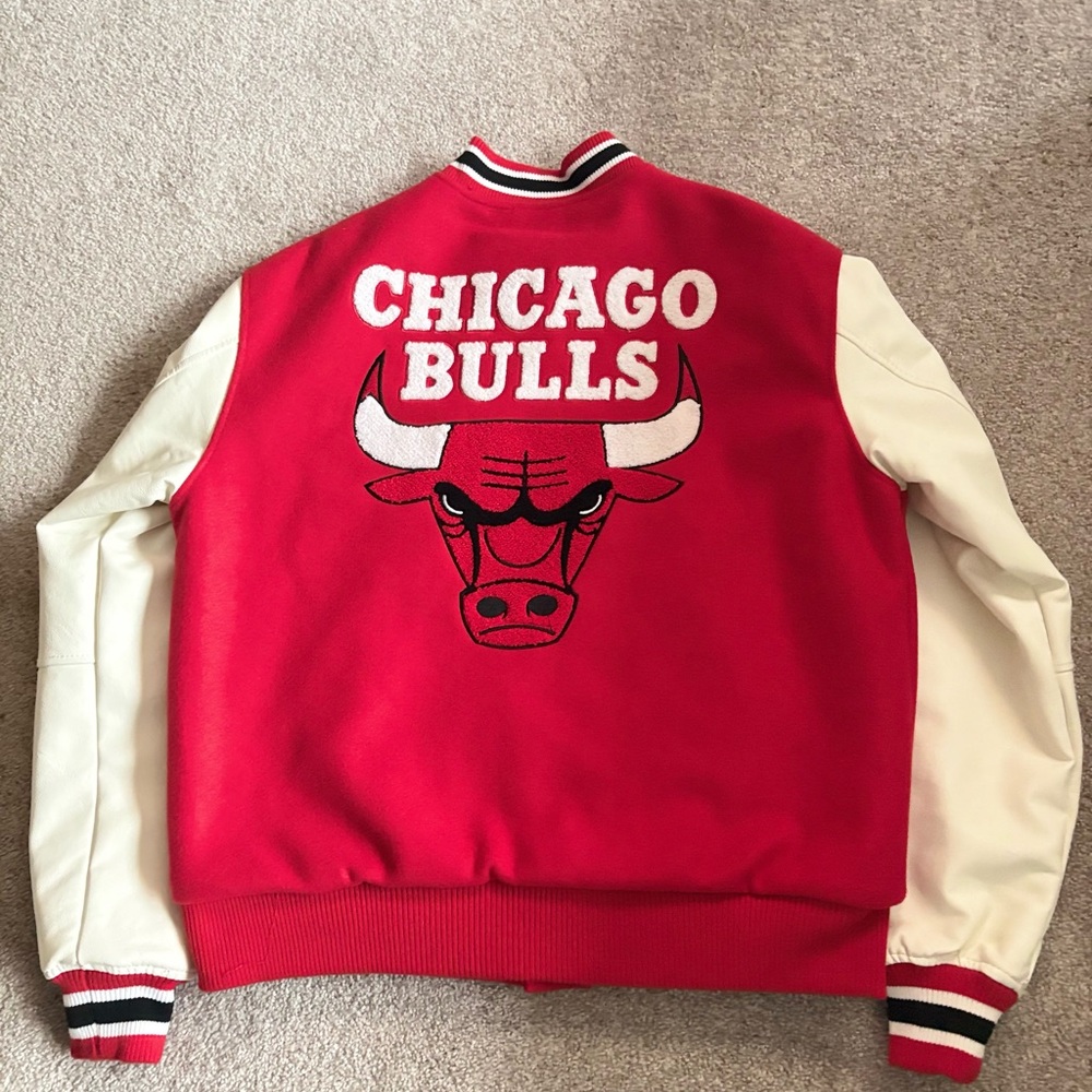 Chicago Bulls Red Varsity Jacket - Picture 4 of 5